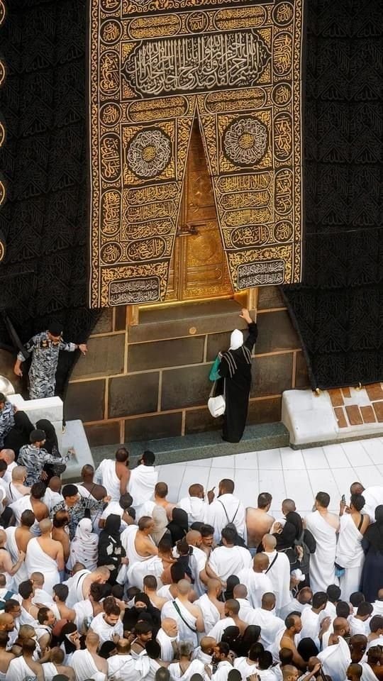 Umrah Transport Finder UK pilgrims praying at the Holy Kaaba during their spiritual Umrah journey.