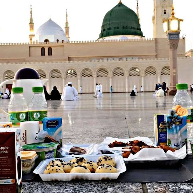 Umrah Transport Finder – Umrah Travel Partner for pilgrims enjoying refreshments in Madinah